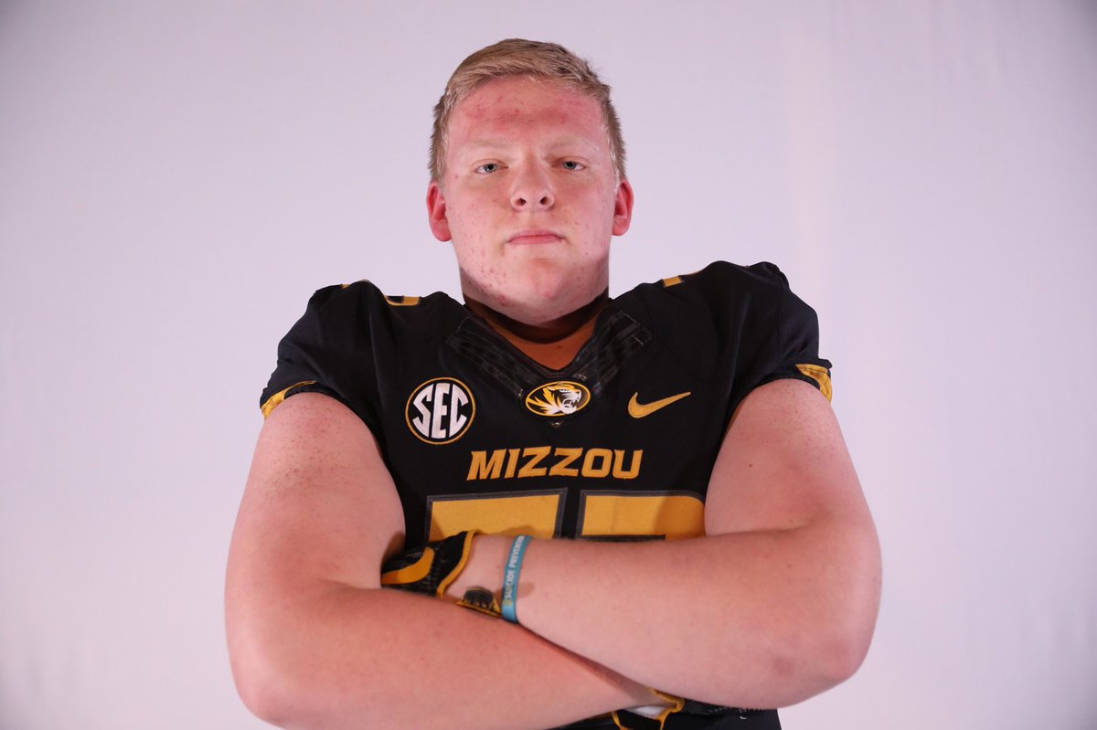 dj_bullard71's tweet photo. I’m proud to announce my commitment to Mizzou! https://t.co/UsEJYILQnW