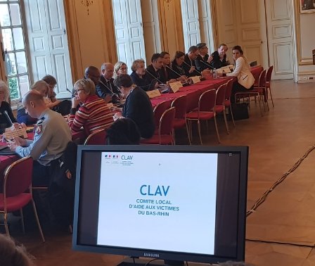FONDSDEGARANTIE's tweet image. #strasbourg Le @FONDSDEGARANTIE a participé ce matin au Comité local d'aide aux victimes (#CLAV), coprésidés par @Prefet67 et la procureure de la République au côté de la @DIAVictimes pour organiser la continuité de la prise en charge des #victimes de l'attaque du 11 décembre.