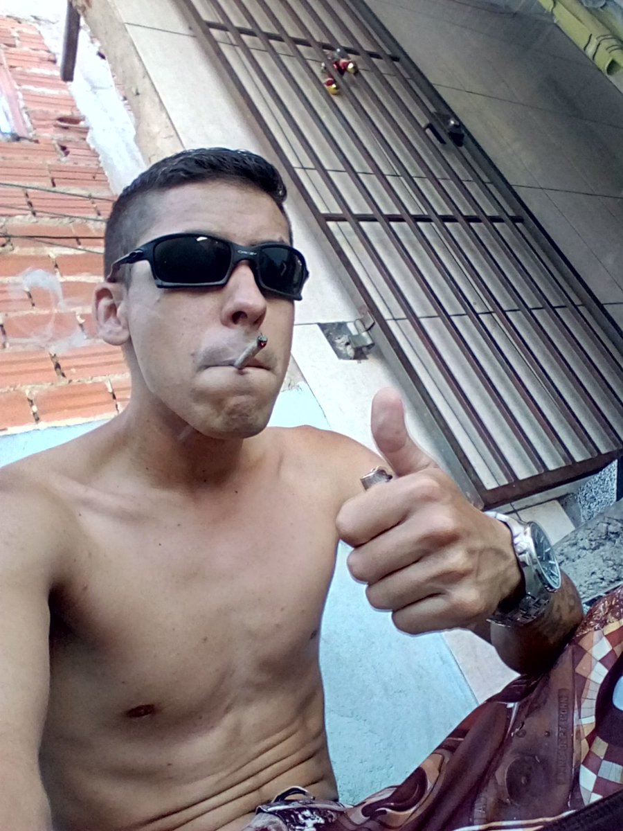 AzulMafu's tweet photo. Vamos de boa tarde q calor é esse tá maluko só fumando um pra acalmar a mente ... MC Azul Mafu segura nois se conseguir pq aqui é nois tá mais de 1000 km https://t.co/dLOpLLhCYE