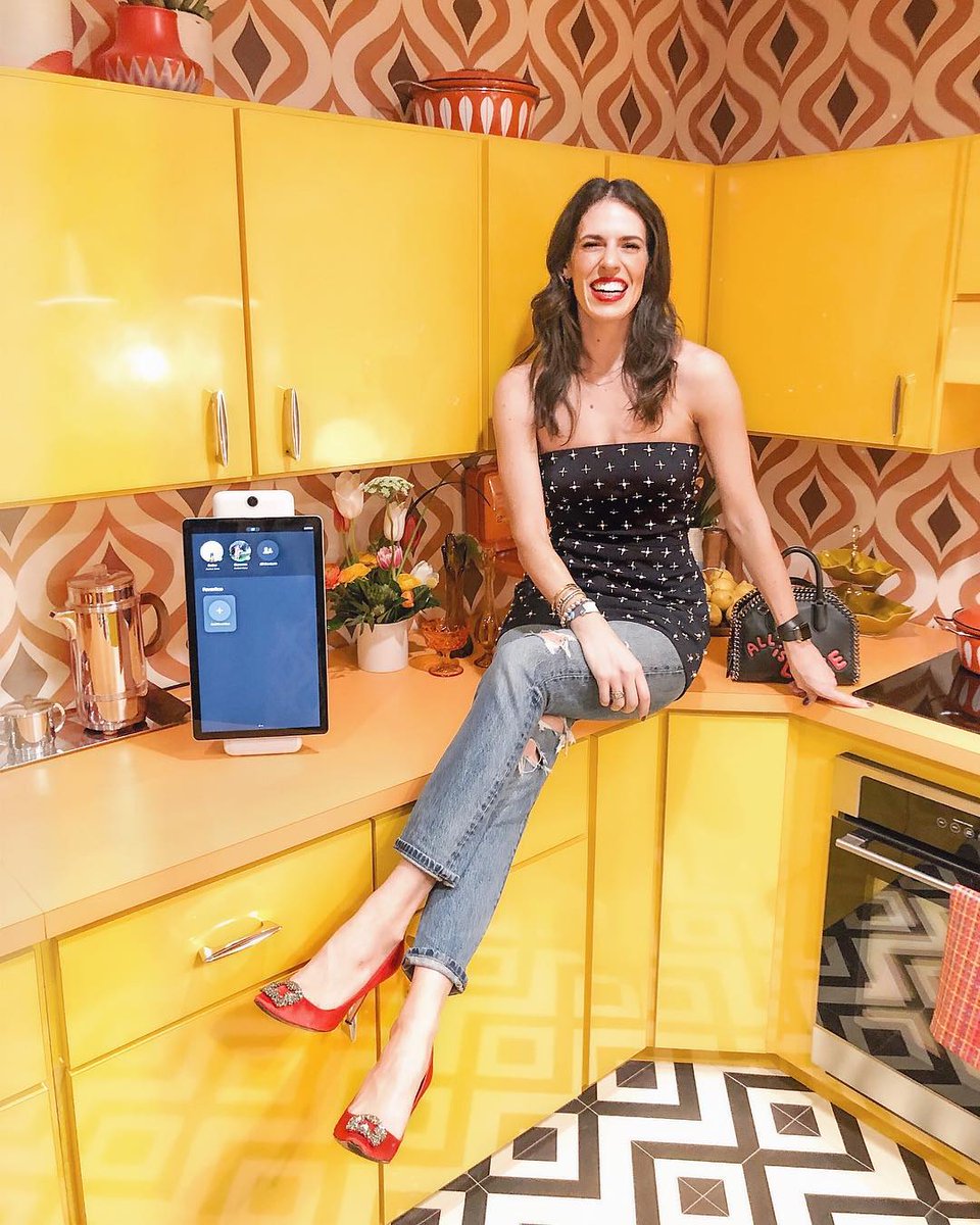 ELKammeyer's tweet photo. Spending the evening celebrating the holiday’s with @PortalfromFacebook. 
To check out the amazing, fun, interactive pop up with Portal, Head to Bond and Broadway through 12/23 to see the super cool immersive house they’ve built!!  #feelthere #portal #ad https://t.co/ixFJczVOIq