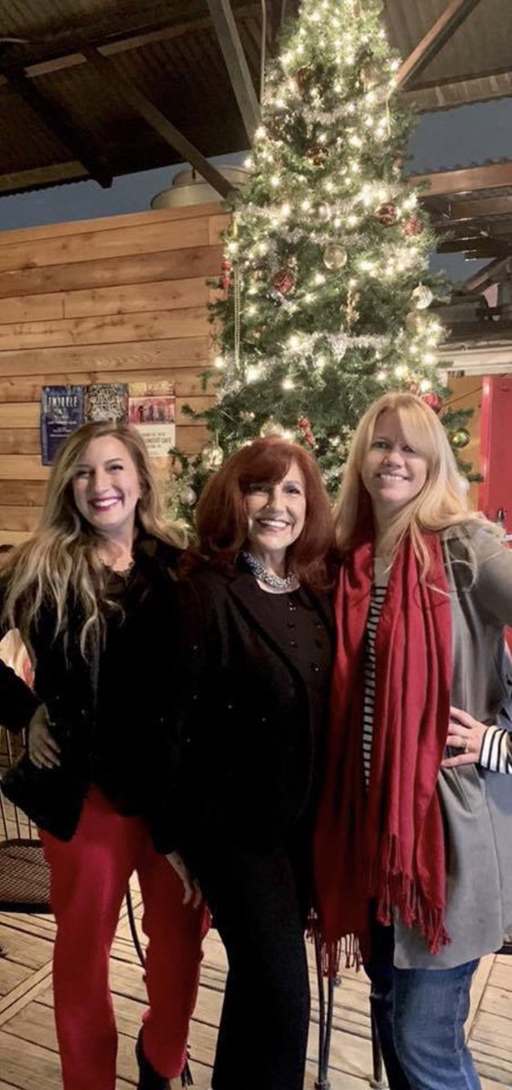 LastConcertCafe's tweet image. We love getting together with friends during the Holidays! Have you seen our beautiful tree on our NEW PATIO? 🎄🎄#LastConcert #KnockTwice #HowToHouston 📸 @wendyelizabethjones