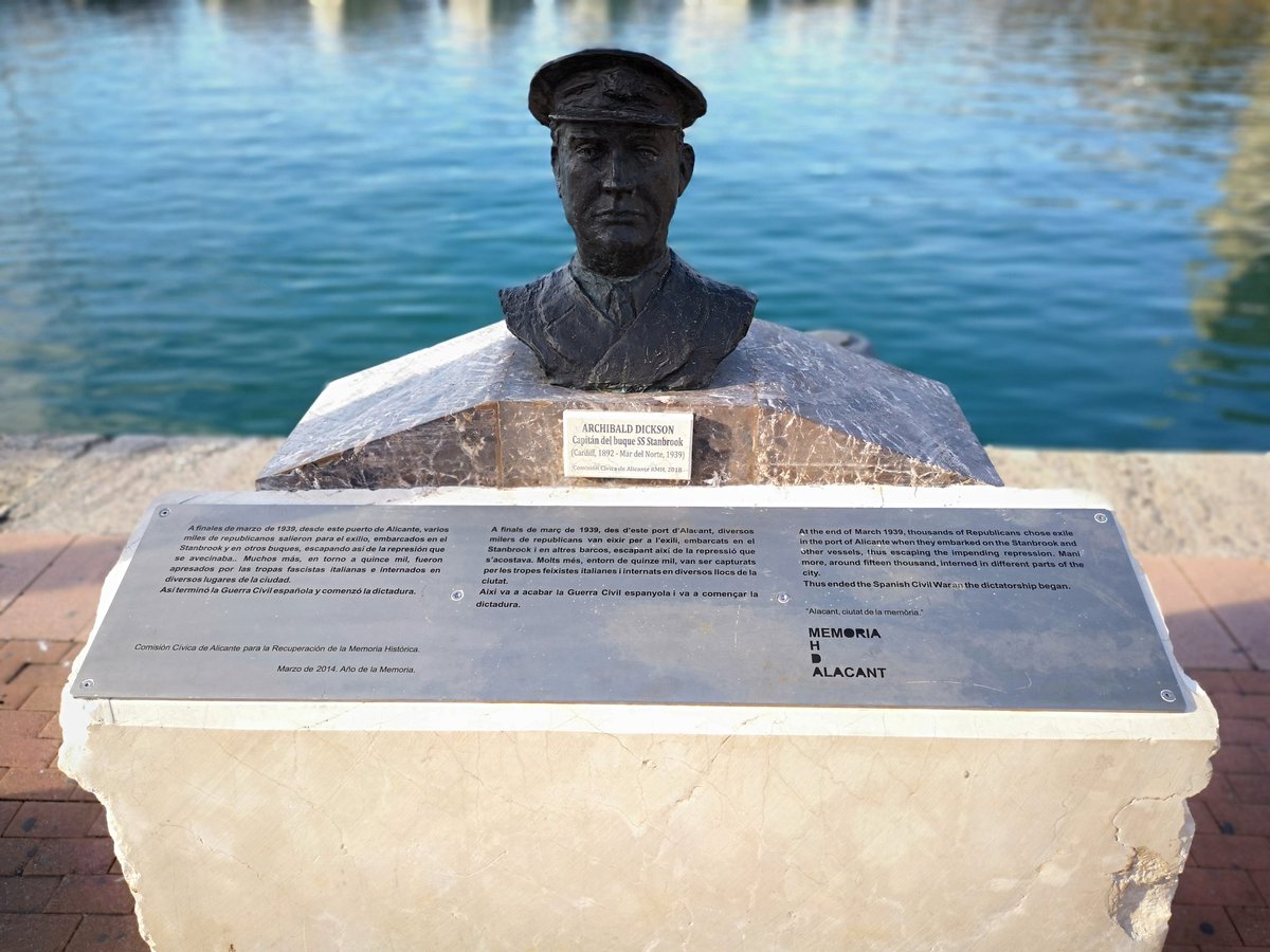 Homenaje en Alicante al galés Archibald Dickson, capitán del buque SS Stanbrook. Zarpó del puerto alicantino el 28 de marzo de 1939 cargado de refugiados republicanos españoles al superar el bloqueo de la flota franquista, de la aviación nazi y del ejército fascista italiano 🌊🚢
