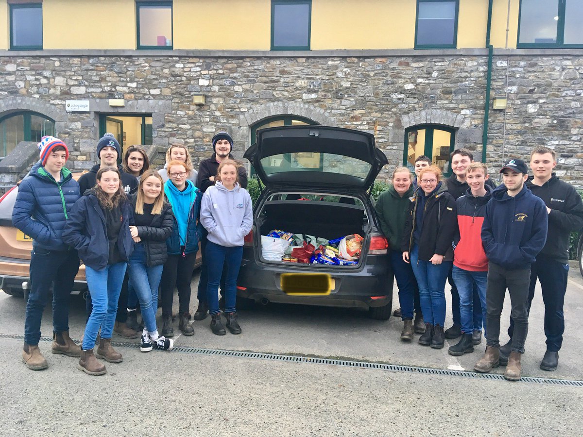 DA IAWN!! 
Myfyrwyr flwyddyn gyntaf yn codi £117 i brynu bwyd i gyfrannu at y banc bwyd, Caeryfrddin @ColegSirGar <a href="/Maryr10Mary/">Mary Richards</a> #giving #foodbank