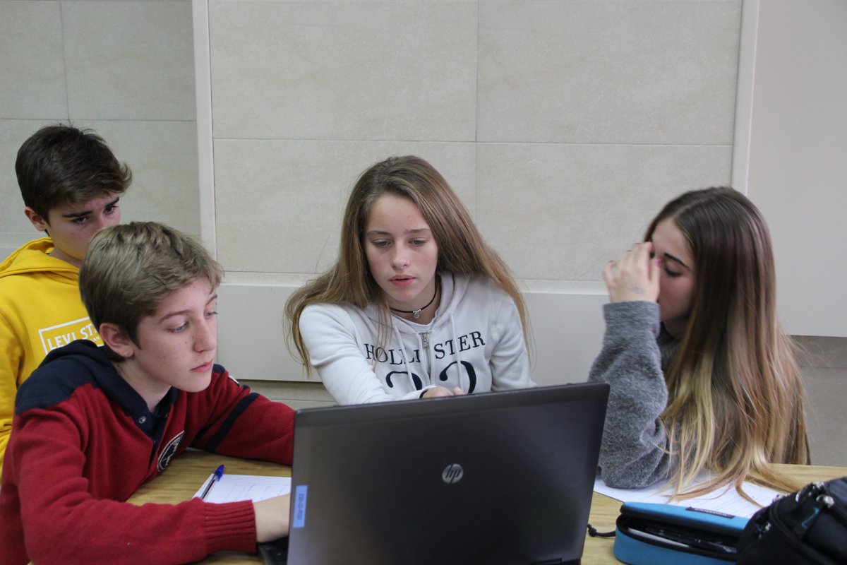SagratCorSarria's tweet photo. Emmarcat en el projecte ‘Oh Europa’ els alumnes de 3r d’ESO han realitzat un ‘Escape Room’, on les claus per sortir-ne es trobaven en el coneixement dels països de la Unió Europea. 🇪🇺🇪🇺 #SagratCorSarrià #escaperoom #ohEuropa #proyectos #ESO #scs https://t.co/G4l2BRHmE4