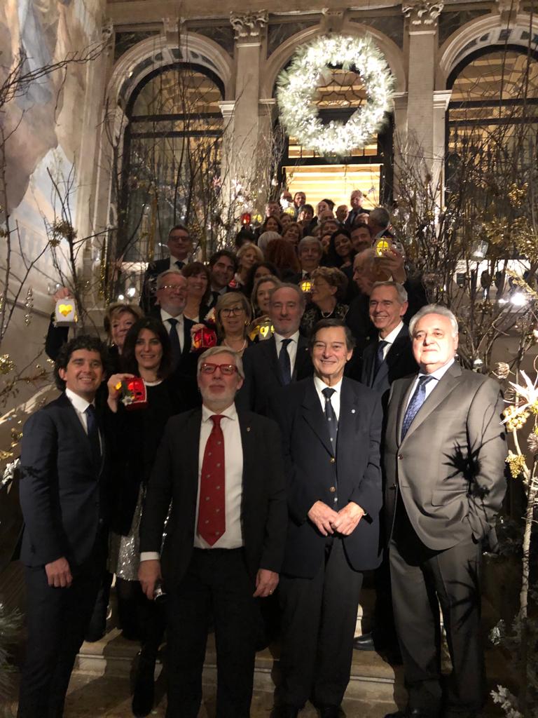 PanathlonV's tweet photo. Splendida serata in occasione della Festa degli Auguri del Panathlon Club Venezia al prestigioso Ca' Sagredo Hotel di Venezia. Tantissimi Soci, con i loro famigliari e simpatizzanti, sono intervenuti all'ultima conviviale del 2018.
Buone Feste e arrivederci al 2019!!! https://t.co/5ZqPwKZRTd
