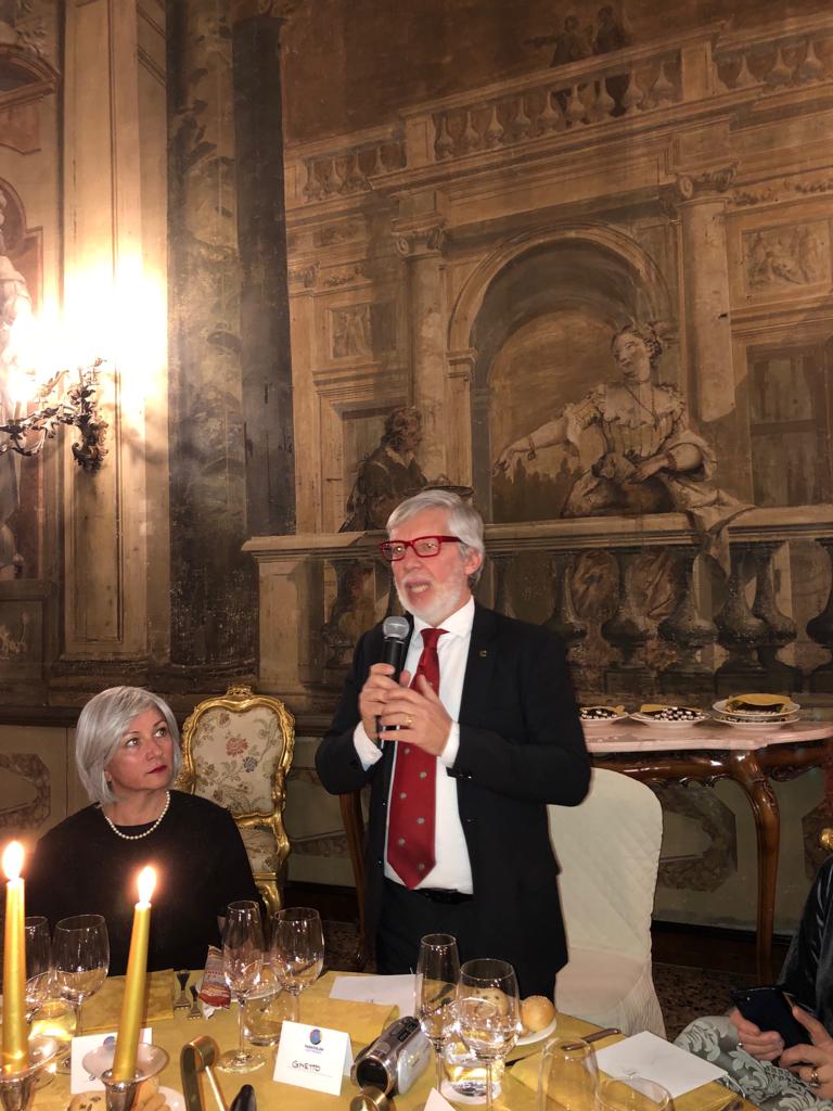 PanathlonV's tweet photo. Splendida serata in occasione della Festa degli Auguri del Panathlon Club Venezia al prestigioso Ca' Sagredo Hotel di Venezia. Tantissimi Soci, con i loro famigliari e simpatizzanti, sono intervenuti all'ultima conviviale del 2018.
Buone Feste e arrivederci al 2019!!! https://t.co/5ZqPwKZRTd
