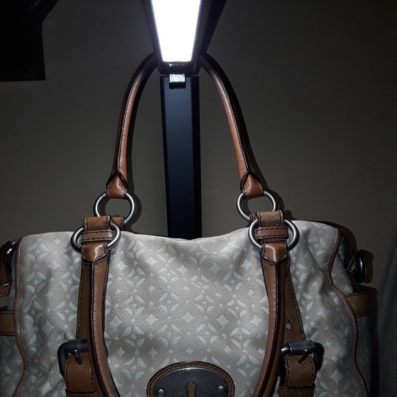 ChicPreloved's tweet photo. So good I had to share! Check out all the items I'm loving on @Poshmarkapp #poshmark #fashion #style #shopmycloset #nautica #danascott #fossil: https://t.co/kM8Lf6fyh2 https://t.co/MAFIriECP9