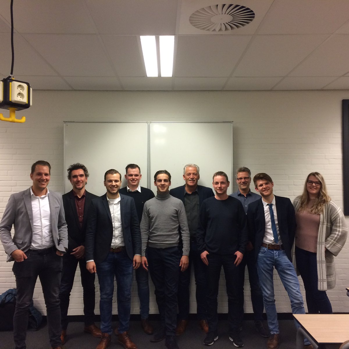 Een jaar studeren naast je baan en dan een waardevol en mooi diploma "Logistiek Management" in ontvangst nemen. 
They did it! 
Trots op deze cursisten, van grote waarde voor de regio! #Diplomauitreiking #Fontys <a href="/FontysILEC/">FontysILEC</a> <a href="/FontysVenlo/">Fontys Venlo</a> <a href="/PascalSwinkels/">Pascal Swinkels</a>