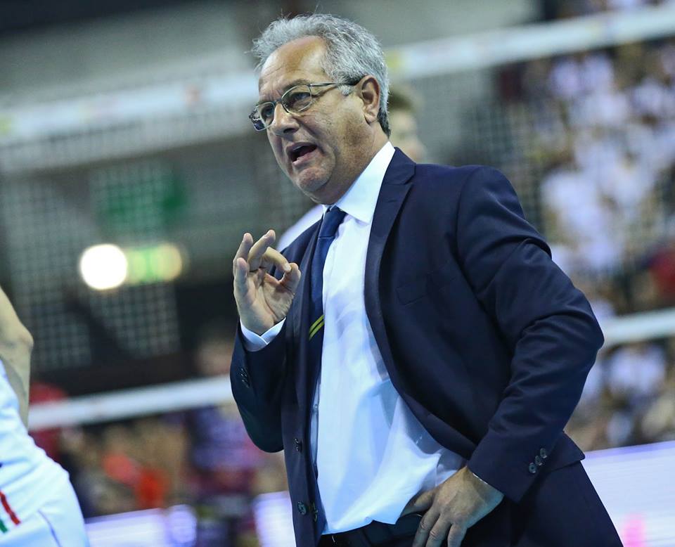 🎙 "Il mio appello al nostro pubblico è uno solo: venire al Palazzetto per spingere la squadra verso la vittoria, non venire a pretendere che vinca"

📹 QUI l'intervista completa a Coach Velasco: bit.ly/MV_velasco_pre…

#CLVolleyM #ModenaZaksa