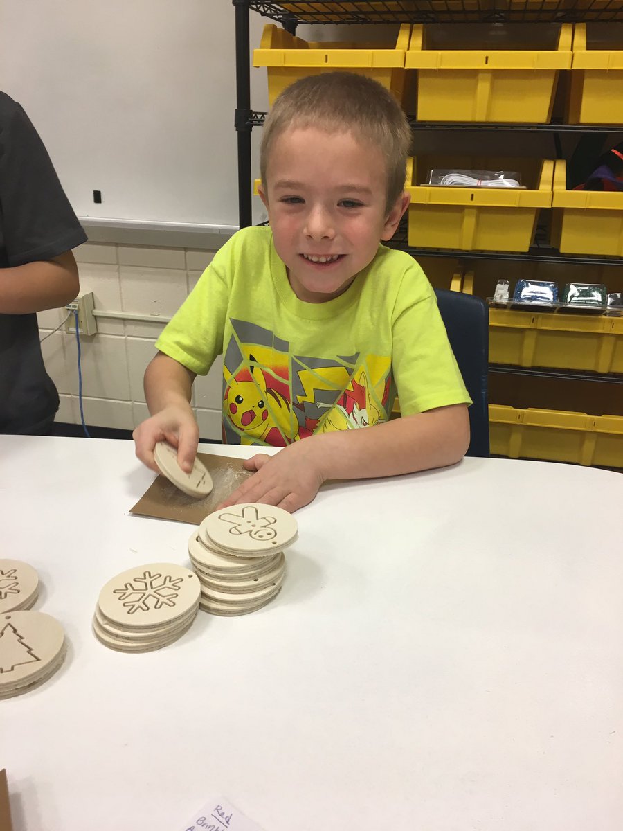 amy_ellefson5's tweet photo. Ornament making in the Makerspace.  @jrbulldogpride https://t.co/Ngm3n4XibY