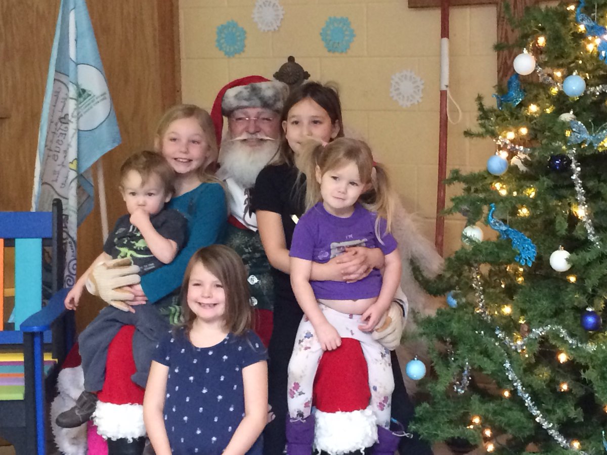 SMCDSB_SMB's tweet photo. Santa has arrived at St. Mary’s Barrie! The excitement is everywhere 🎅 . Loving the family and sibling photos!! Merry Christmas 🎄 @SMCDSB https://t.co/Umqtp56AFM