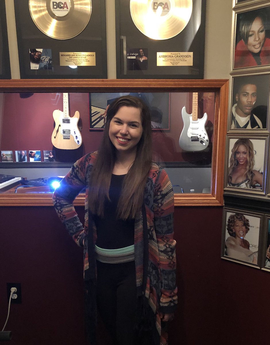 Had a great time recording at BCA Recording Studio once again! It wasn’t my own song (since I can’t compose or produce to safe my life), but always a fun experience! ❤️🎧#recordingartist #recordingstudio #bigthings #singer #followingmydreams