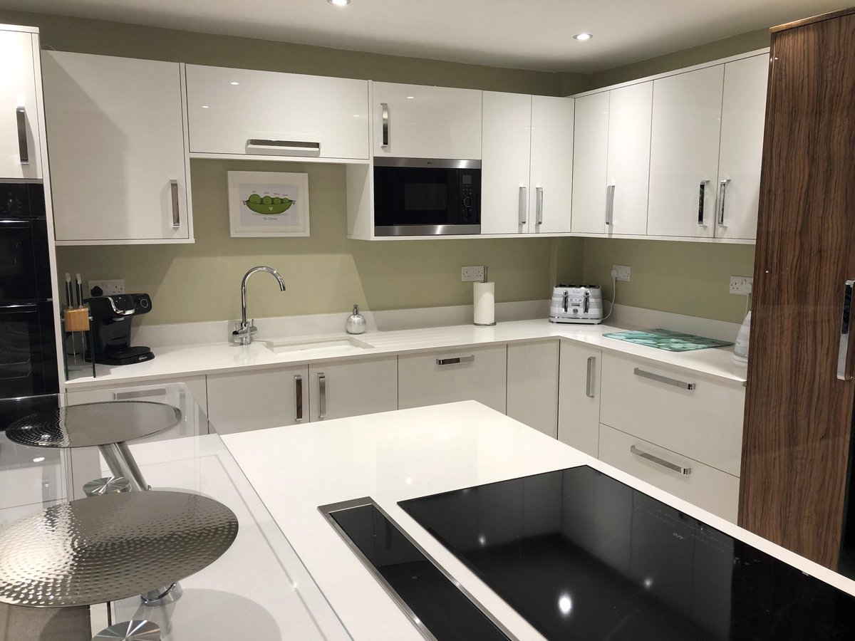 ItaliaStone's tweet photo. Quartz adds quality to any design and this modern kitchen was no exception. Kalingastone Bianco Minima quartz with undermount sink, drainer grooves, hob and extractor fan cut outs for a sleeker finish. #kitchendesign #modernkitchen #quartzworktops #tuesdaytransformation https://t.co/wybmp9DAMf