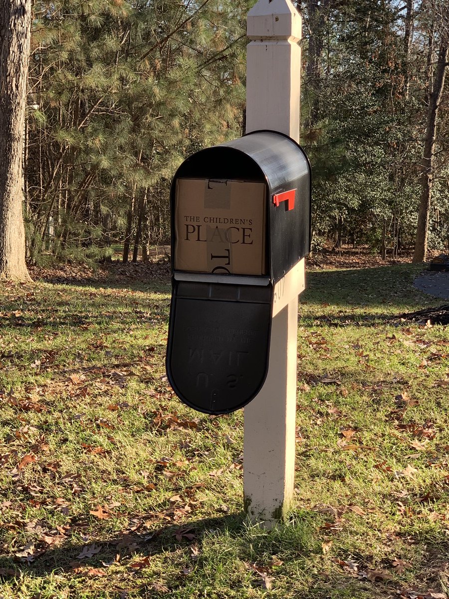 Alicia_Fin's tweet photo. Dear @USPS.. seriously??? Thanks for breaking the flag off our mailbox AND denting the side. 🙄🙄🙄 #lazyusps https://t.co/NENpsvomAX