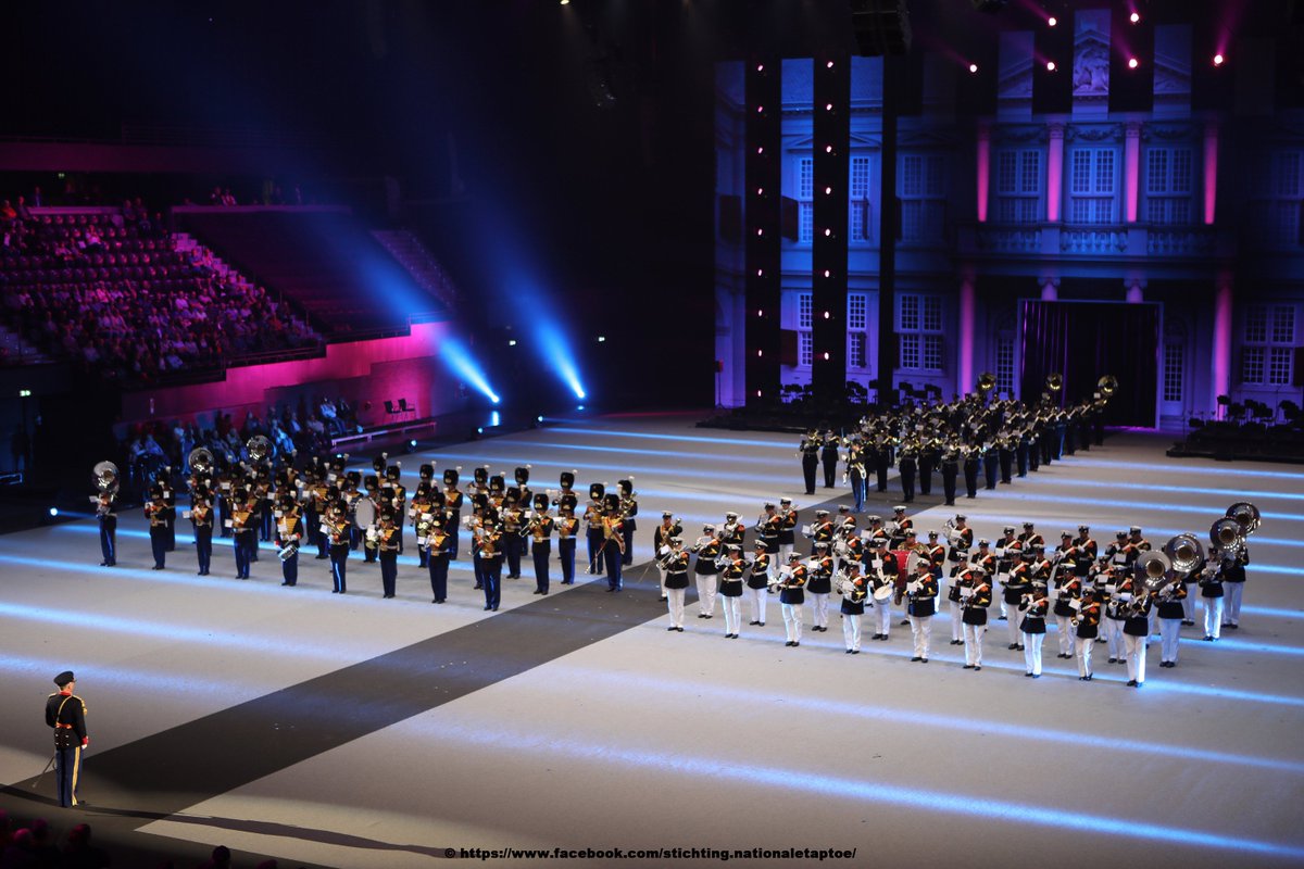 Foto gemaakt tijdens de Nationale Taptoe 2018 met op de foto de <a href="/kmkjwf/">KMKJWF</a> , de <a href="/airforceband/">Luchtmachtorkest</a> en de Marinierskapel der Koninklijke Marine
Kaarten voor de Nationale Taptoe 2019 kunnen worden besteld via de site van de Nationale Taptoe. nationaletaptoe.nl