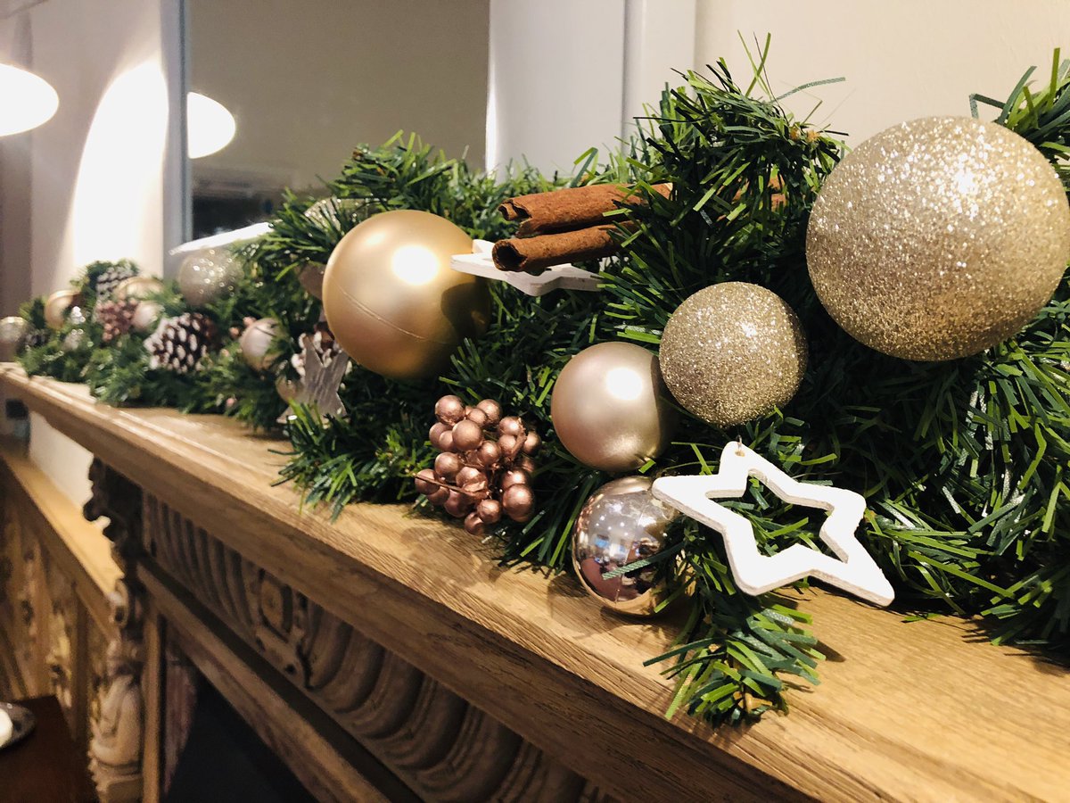 GrayshottSpa's tweet photo. A wonderful festive welcome awaits all of our guests at Grayshott Health Spa! 🌟🎄 #GrayshottHealthSpa #GrayshottSpa #Health #Grayshott #Spa #Festive #Welcome #Decorations https://t.co/kSphVHoOEf