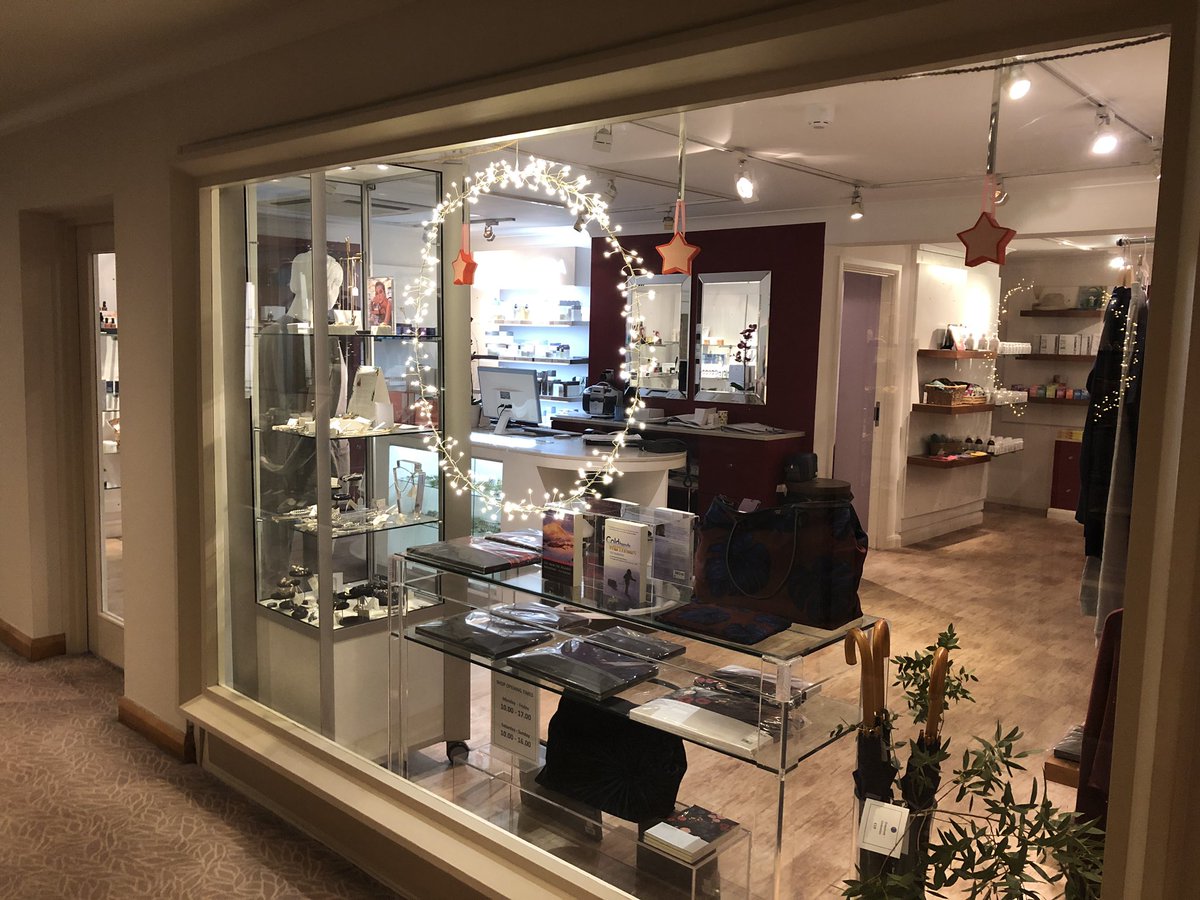 GrayshottSpa's tweet photo. A wonderful festive welcome awaits all of our guests at Grayshott Health Spa! 🌟🎄 #GrayshottHealthSpa #GrayshottSpa #Health #Grayshott #Spa #Festive #Welcome #Decorations https://t.co/kSphVHoOEf