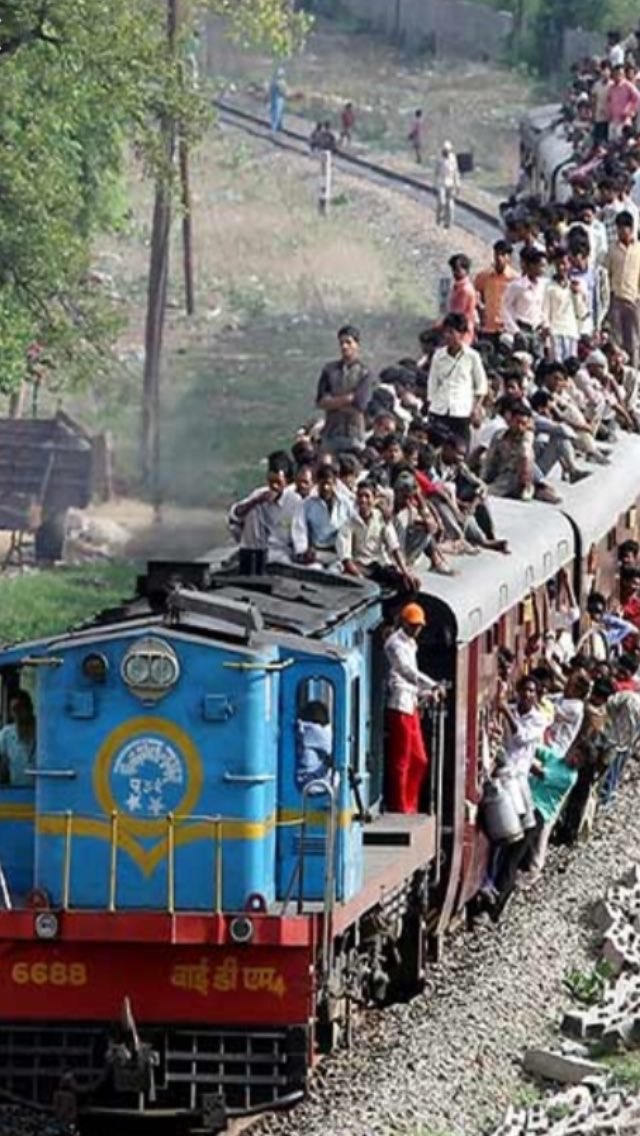 JacThomas96's tweet photo. Bravo @tfwrail. 2 carriages on the services up to the valleys at rush hour. At Christmas. It's like the New Delhi Express. https://t.co/mqpI8yDZBr