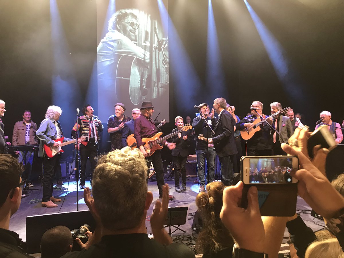DecorusFitwear's tweet photo. @chas_dave We loved it! A fitting tribute to a wonderful man whose memory will live on in our hearts and songs for generations to come! Thought you might like to see this from the other side! https://t.co/OGSBQDveVn