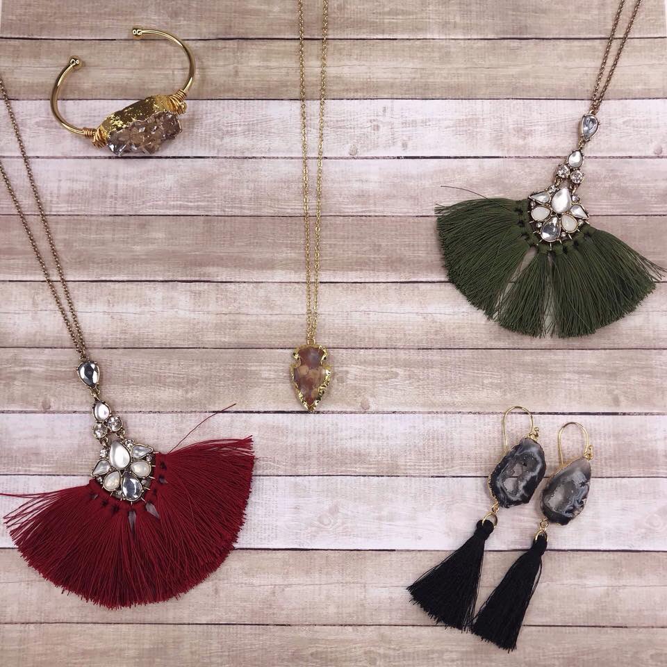 GraceandMay1's tweet photo. Quick live today at noon EST! Check out this sneak peek! New druzys, tassels, arrowheads, and more! This will be our last live before Christmas and we are upgrading your shipping to priority!

👉🏼 RSVP: https://t.co/LdHpu8TayJ

See you shortly after noon EST! XOXO 😘 https://t.co/g3JrECPwTf