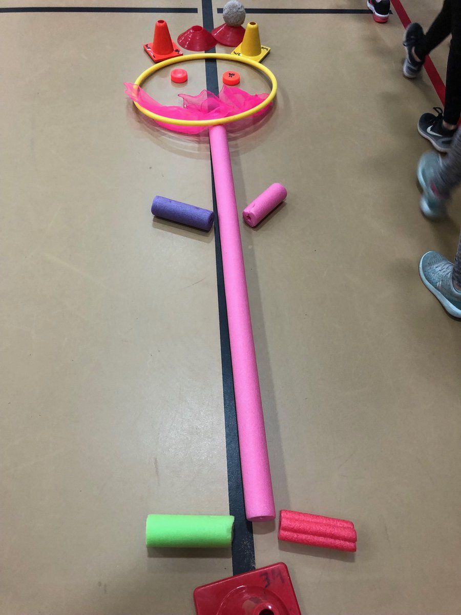 JuMcChesney's tweet photo. Building a reindeer or elf. In one case, both!! https://t.co/B9XxuJXjBQ