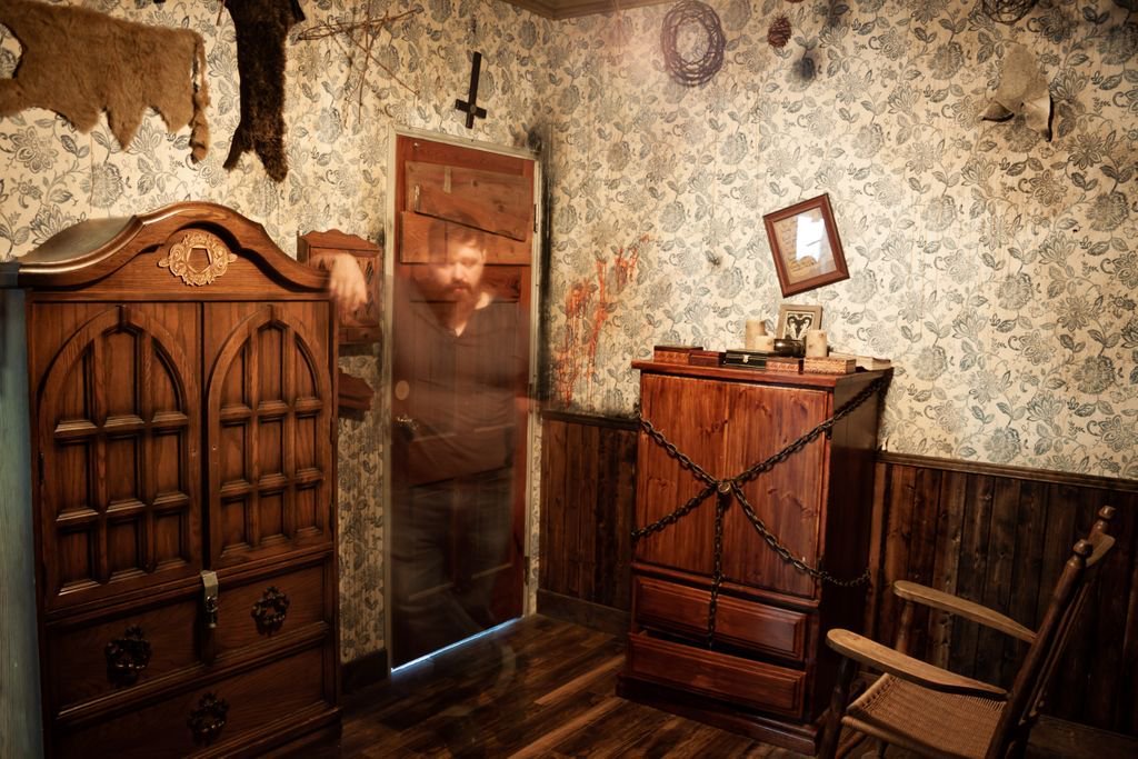 northbrothersca's tweet photo. Some fun with ghosts @panicfactoryinc in their #deadlyground room. 

#ghosts #longexposure #escaperoom #cantescapedeath #ded4lyfe https://t.co/Aml5ATAw3g