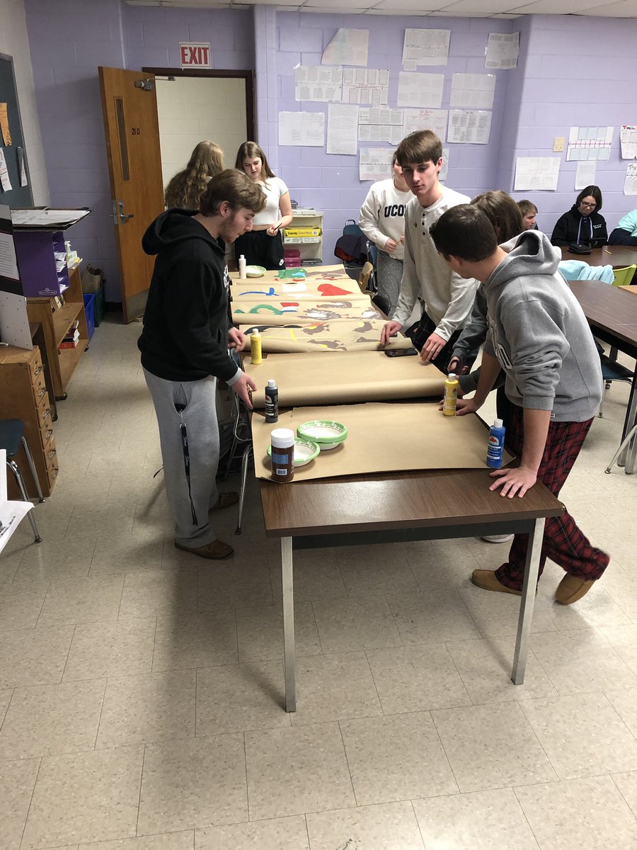 DiBiasioCivics's tweet photo. STUCO hard at work putting together the festice door decorations! Looking forward to Friday. #festivefun #bournespirit #STUCO #winterspirit https://t.co/6wuQnFxb2j