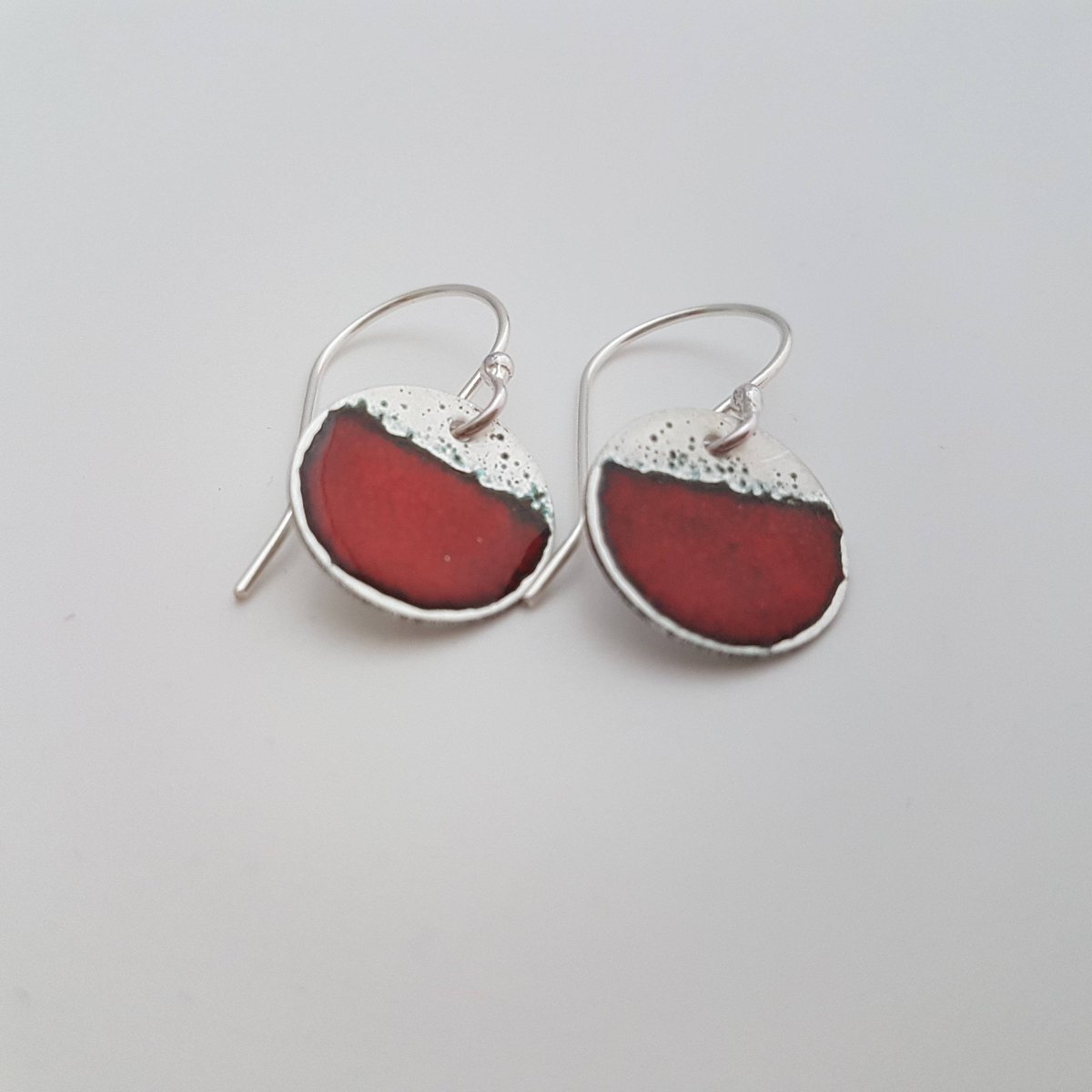 MaisyPlum2's tweet photo. Silver Disc Earrings - Silver Enamel Earrings - Silver and Red Enamel Earrings - Geometric Earrings - Circle Drop Earring - Round Dangly https://t.co/QahWAQWKzQ #Eshopuk #OlineshopRT #etsyselleruk #87RT #EtsyUK #SilverCircles https://t.co/GBQKab15Ty
