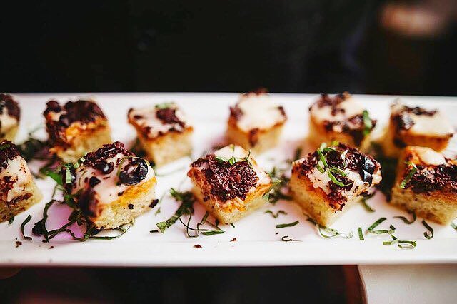 BTBCatering's tweet photo. Freshly Baked Focaccia with Roasted Tomatoes, Olives and Basil✨
A delicious and perfect passed hors d’oeuvre option!

📷: Two Pair Photography
#BeyondTheBoxCatering #GoingBeyondTheBox #CreativeCuisine #HorsDoeuvres #DallasCatering https://t.co/BB9vUuG98b