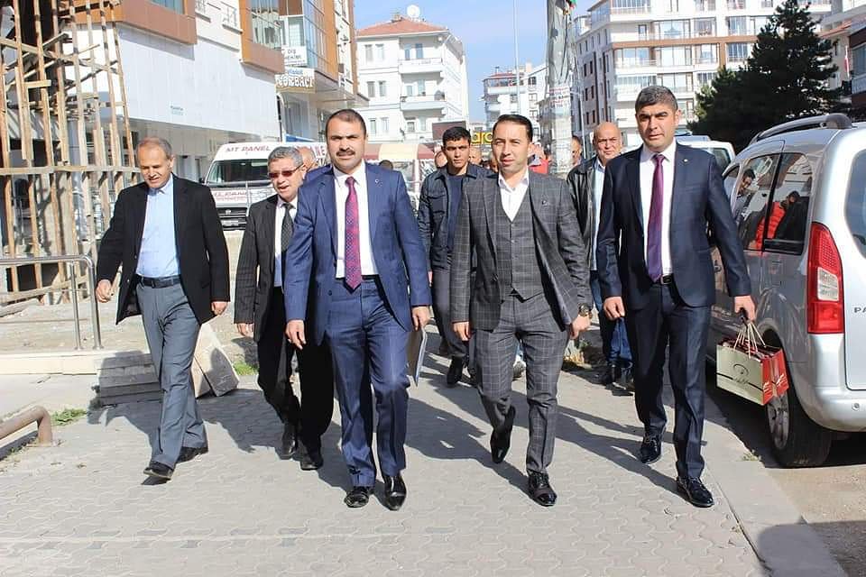 Biz; Makamlara gücü için, insanlara ünü için ve rakamlara değeri için kulluk etmeye gelmedik. 
Biz bu terbiye ile büyüdük.
SABRIMIZİ nefsimize, ŞÜKRÜMÜZÜ dilimize, DUAMIZI da gönlümüze kelepçeleyip’te yürüdük..
<a href="/AcielmaSukru/">Şükrü Acielma</a> <a href="/AcDestek/">Şükrü ACIELMA #Fan</a> <a href="/SahbudakBaki/">Baki Şahbudak</a> <a href="/palam_06/">H.PALA🇹🇷💛💙🇹🇷</a>
