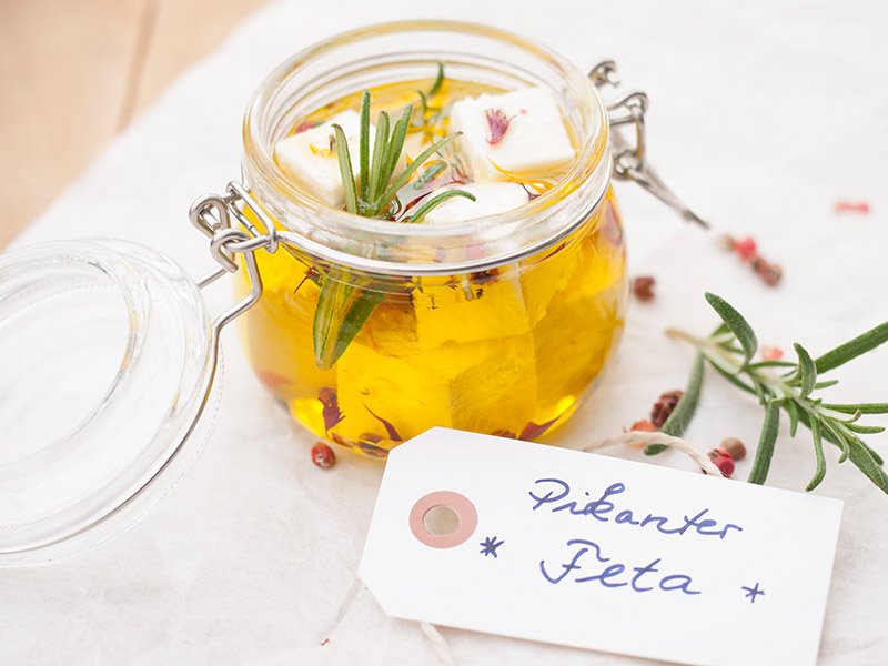 Ein neues #Geschenk aus der Küche: Pikanter Feta im Glas! 
Hübsch eingelegt mit duftendem Rosmarin, roten scharfen  Pfefferbeeren, ein paar hübschen getrockneten Blüten und gutem Olivenöl.  
 elbcuisine.de/weihnachten-ge…
#food #weihnachten #geschenk #lastminutegifts