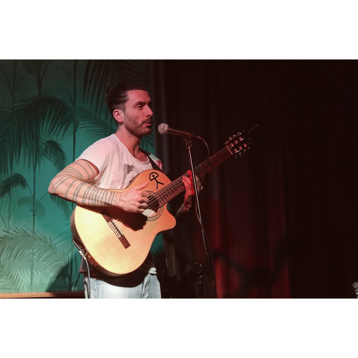 UrbanoSevilla's tweet photo. #OpenMic, Evento especial organizado @themerchantssevilla en el que la música y el talento se toma el foco de atención para brindar un show digno de ver.
#Música #Sevilla https://t.co/mJsAEPDCtm