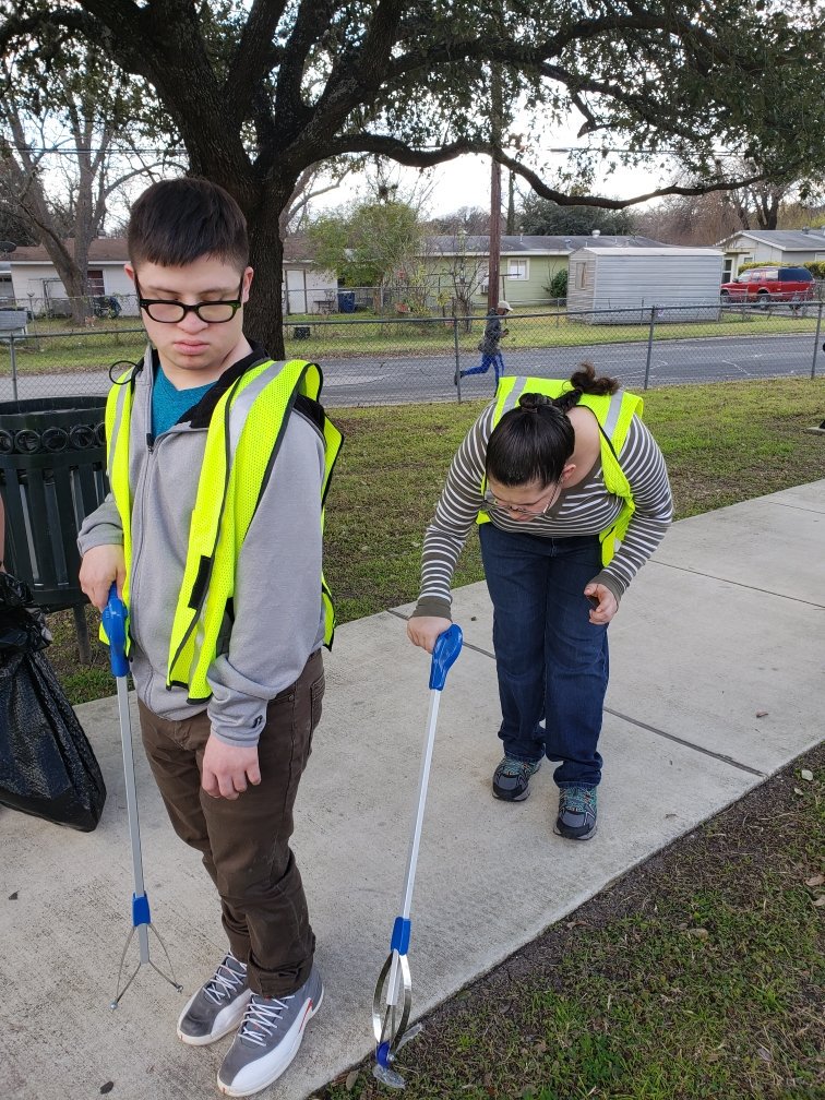 LauraTeachSpEd's tweet photo. #ThisIsPhase2 young adults volunteering at Dellview city park @COSAGOV @SAParksandRec #TransitionHappens #ThisisReddix @LeticiaLizcano @NISDReddix @NISDReddix https://t.co/hhBb6sZgYv