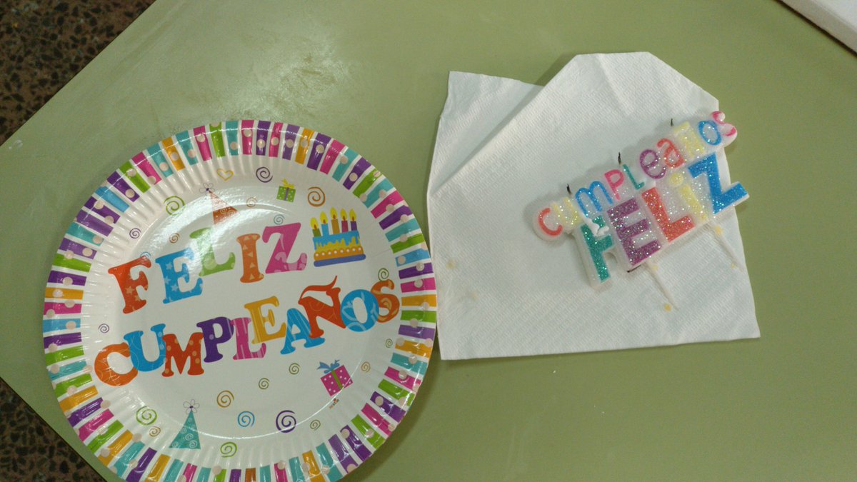 MerceEspuny's tweet image. Avui sant tornem-hi! Se m&apos;han presentat a classe amb un pastís! Aquests alumnes són del que no hi ha! #basic1 @DeEsplugues #EAEugenidOrs #CanVidalet