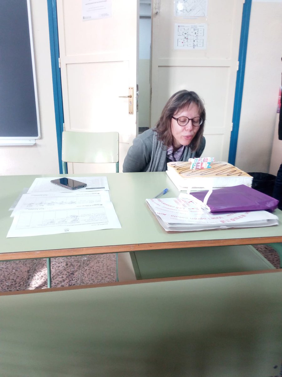 MerceEspuny's tweet image. Avui sant tornem-hi! Se m&apos;han presentat a classe amb un pastís! Aquests alumnes són del que no hi ha! #basic1 @DeEsplugues #EAEugenidOrs #CanVidalet