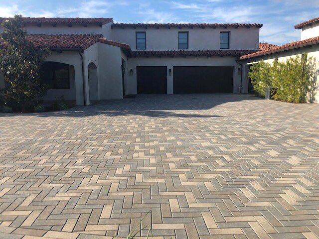 AckerStone's tweet photo. Create a sleek and modern look with our 4 x 12 Micro Chamfer!
Color: Bellasina FM
#ackerstone #linearpavers https://t.co/orxmwHuf87