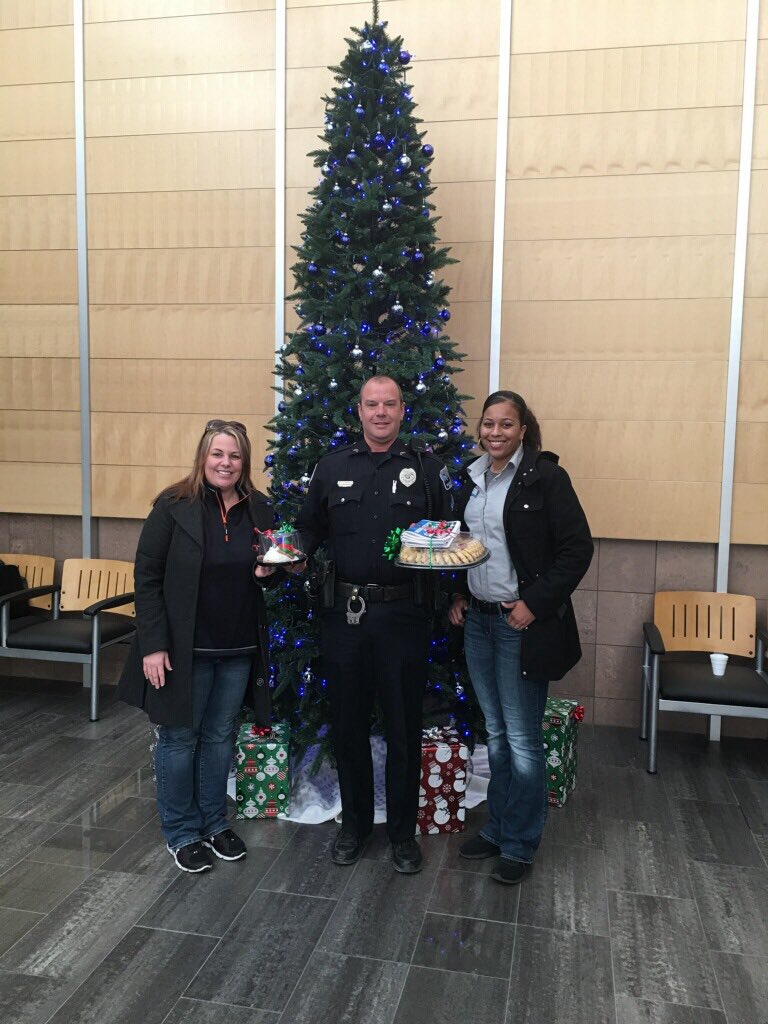 TheAlexThurman's tweet photo. A big AT&amp;T thank you to our local PD and its first responders! We appreciate your service and sacrifice, especially over the holidays. Thank you for all you do! https://t.co/I6rjmArvVm