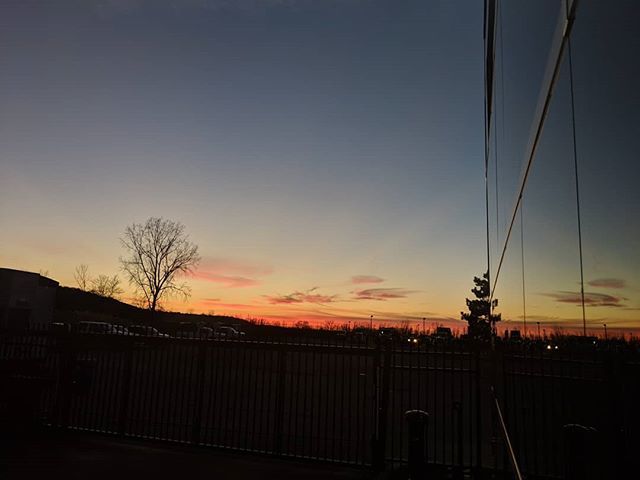mbstuart's tweet image. It's that time of year again. The sunset happens right as I get out of work. #singletree #sunset #pixel3 #googlepixel #clouds #colors #landscape #reflection #mirror #parkinglotphotography ift.tt/2R3pEq5