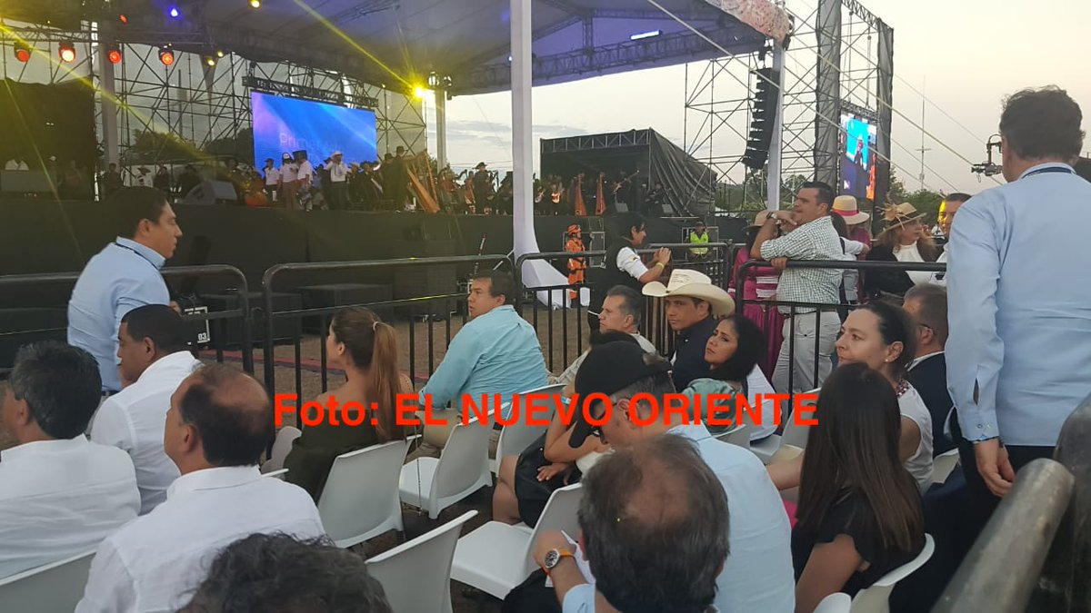 DESPLANTE "BICENTENARIO": como uno del montón (en su propia casa) trató "protocolo" <a href="/infopresidencia/">Presidencia Colombia 🇨🇴</a> a ALIRIO BARRERA <a href="/GobCasanare/">Gobernación de Casanare</a>. No se le permitió acceso a tarima principal evento Bicentenario en <a href="/PoreCasanare/">Alcaldía de Pore Casanare</a>. Indignante trato. Lo "acomodaron" con público @LUISMARTINMESA