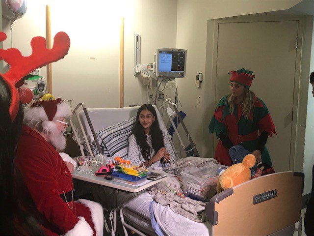 Fraserhealth's tweet photo. Big smiles from one of Santa's fans as he arrives with presents 🎁 and holiday cheer at #SurreyMemorial Hospital. #SantaFlightBC @SurreyHospFdn @BC_EHS @Helijet https://t.co/XZg8FJ9Kiz