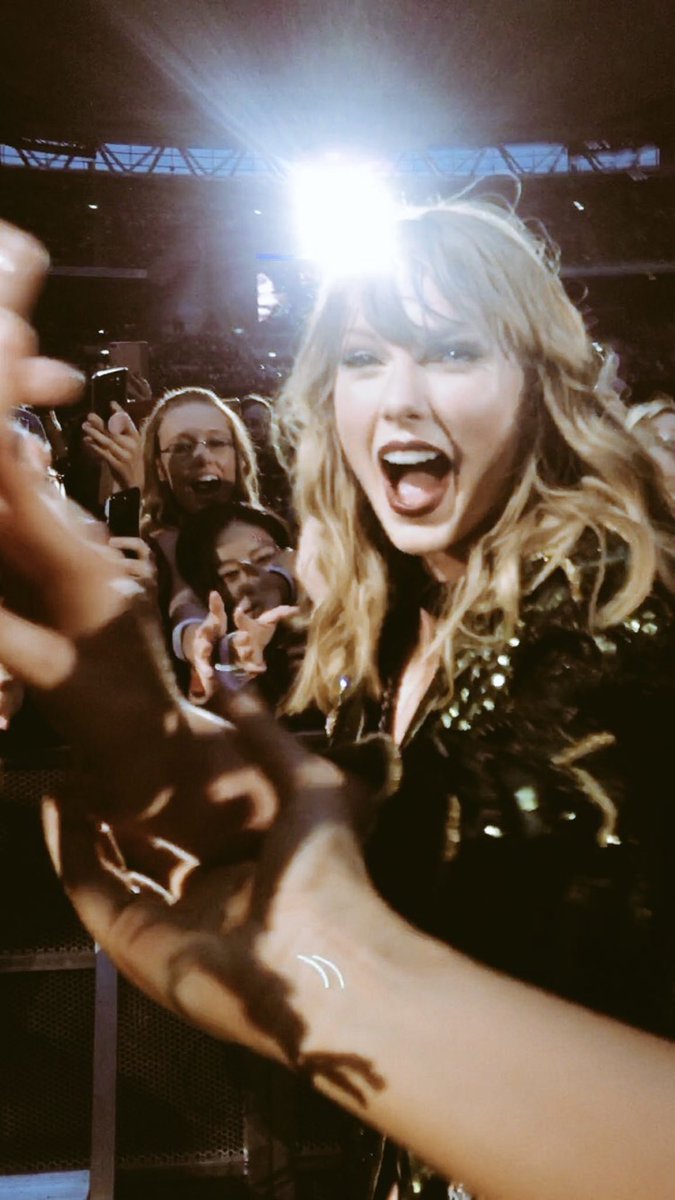 mykenna13's tweet photo. just thought yall should know The legenadary Taylor Swift once smiled n waved at me, anyways welcome to my account ! https://t.co/62AOLcdXj7