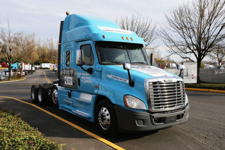 DieselTechForum's tweet image. .@DaimlerTrucksNA @McCoyFTLpdx and Portland Community College participated in 3-way cost split for 2012 or newer @Freightliner truck to train future diesel technicians with and learn today’s modern diesel technology. #dieseltech #jobsofthefuture bit.ly/2R2jZkb