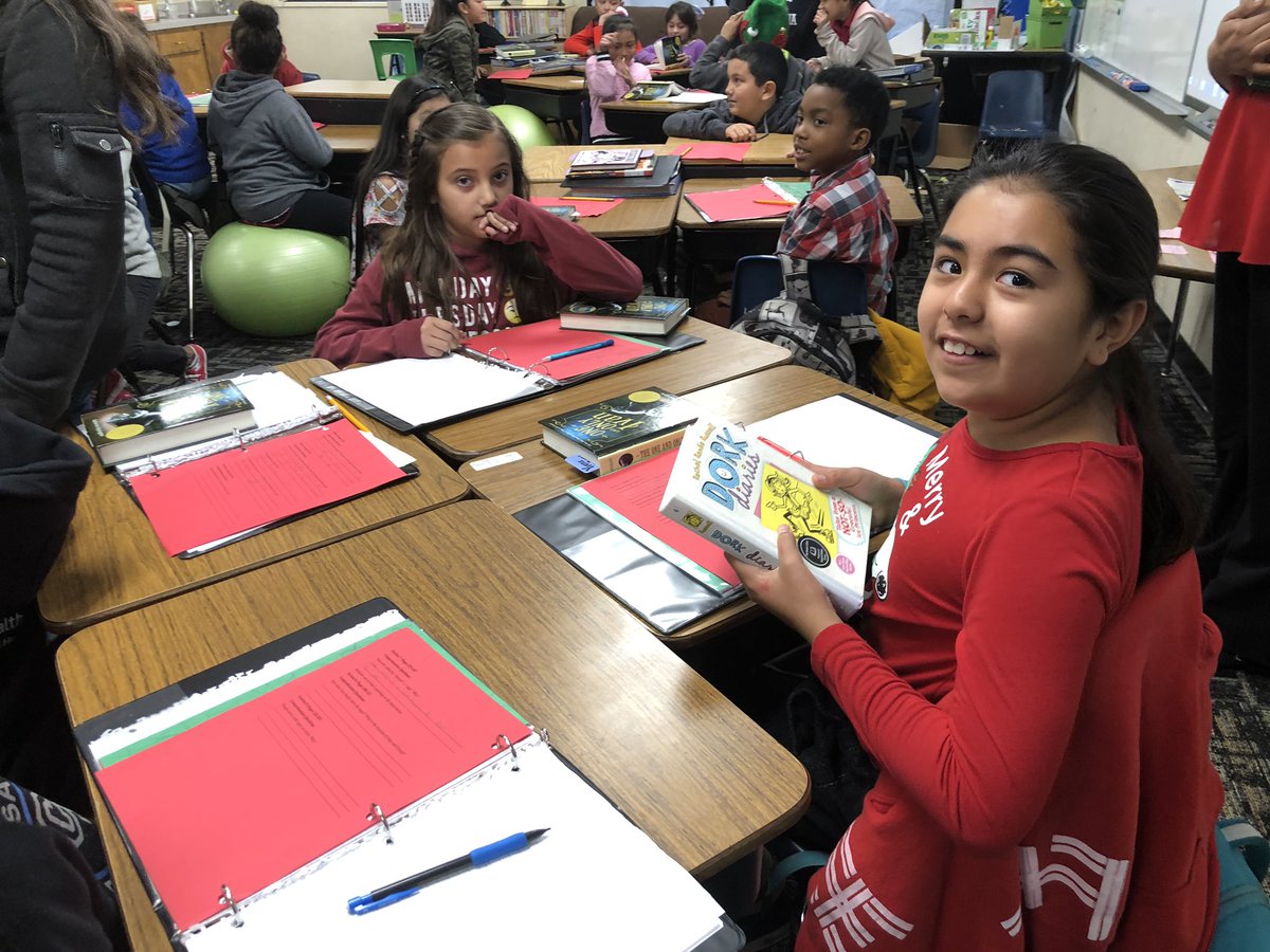 CasaLomaBCSD's tweet photo. Huge thank you to @SequoiaMiddle’s 8th graders and @mikeeagan7 for delivering books to our Comets!! #projectLIT #promotingliteracy #teamBCSD #teamCasaLoma https://t.co/19TqPOKIyQ