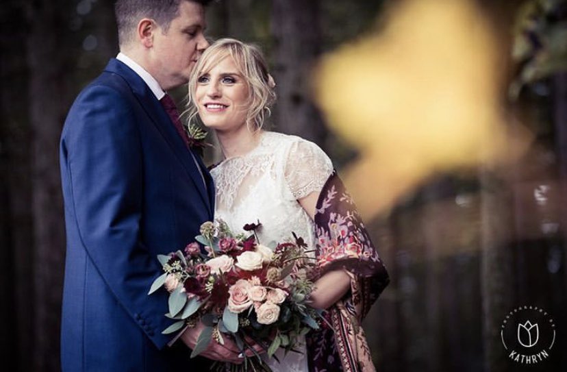 STEMSDESIGN's tweet image. Repost of some of the stunning images captured by @photokathryn at the @woodmanthunderbridge recently! Love a good confetti photo 🍁🍂 #wedding #autumnalwedding #engaged #bride #groom #love #bouquet #boho #bohobride #woodlandwedding #yorkshireflorist #eventstyling #huddersfield