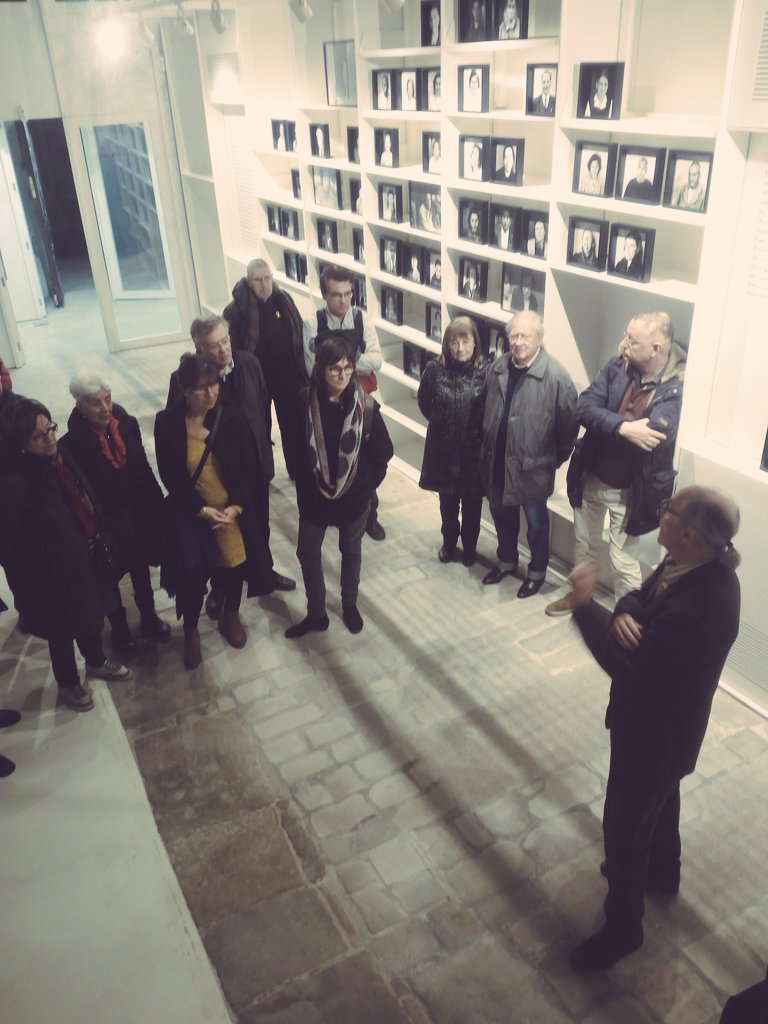 fundaciobrossa's tweet photo. @Vicencaltaio, president de la @fundaciobrossa, dóna la benvinguda als Amics del Brossa, que celebren el Nadal entre la poesia de #JoanBrossa i la màgia del #TopMagic de #Hausson a @EscenariBrossa https://t.co/cfVn8IjBrw