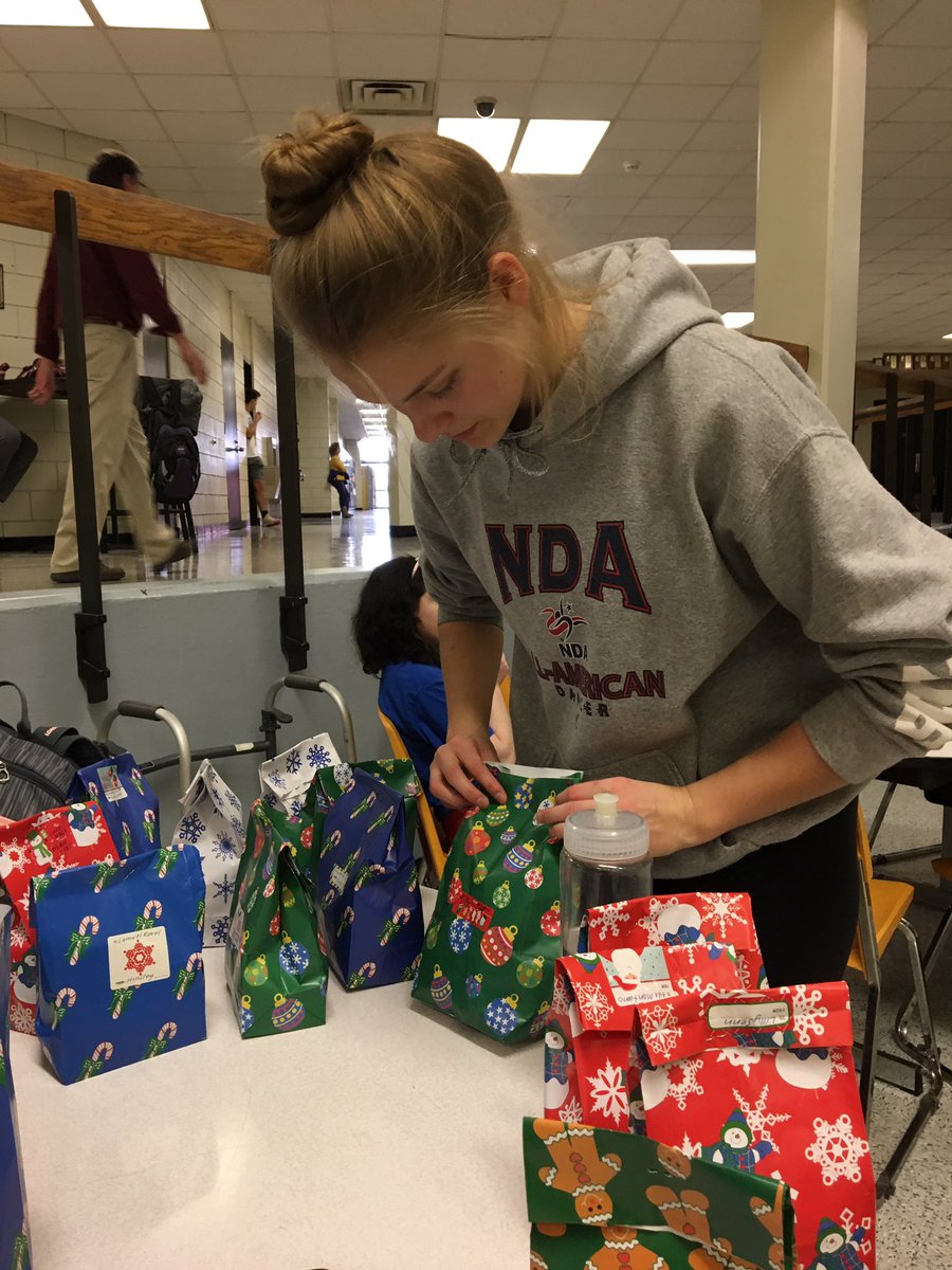 NHSRailiners's tweet photo. We just delivered 115 snack packs during all 3 lunches!! Thanks so much to everyone who bought one and good luck on the rest of your finals! https://t.co/lgsZ9wwByW