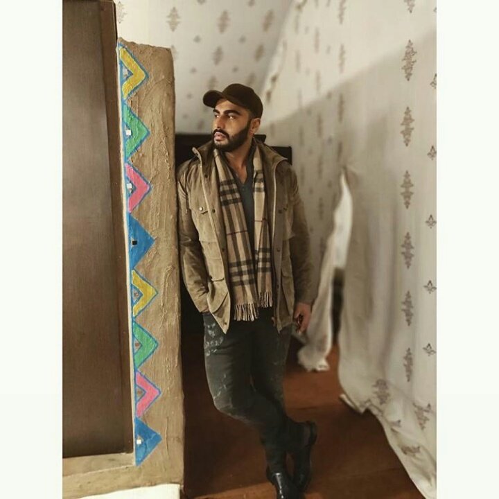 ArjunKapoorCafe's tweet photo. [NEW] Our Boy keeping it simple n Hawwt (&amp; obviously keeping himself warm😀) in this @Burberry Jacket &amp; Scarf at #RannUtsav today!😍🙌🔥🔥 #Sharpish #Dishy 💃💥😉
Loving the look💖💖
@arjunk26 pls smile na!🙄🙏🏻 
Styled by Nikita Jaisinghani👌👏
#StyleFile https://t.co/UsUReILCAL