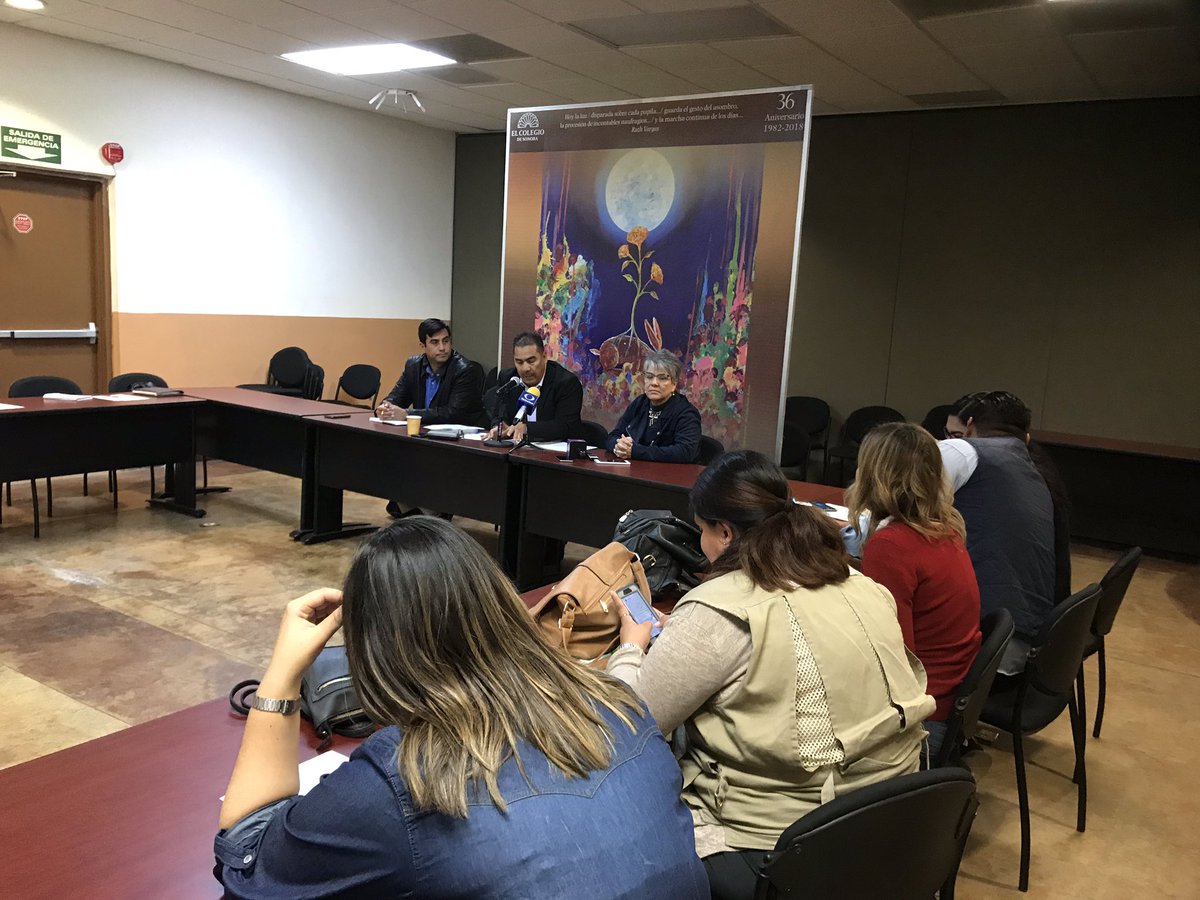 Colsonora's tweet photo. El rector del Colson, doctor Juan Poom Medina, presenta Plan de Desarrollo Institucional 2018-2023. Lo acompañan el director general académico, doctor Rolando Díaz Caravantes y la jefa de Difusión Cultural, lic. Inés Martínez de Castro. https://t.co/WYkgVpNvjq