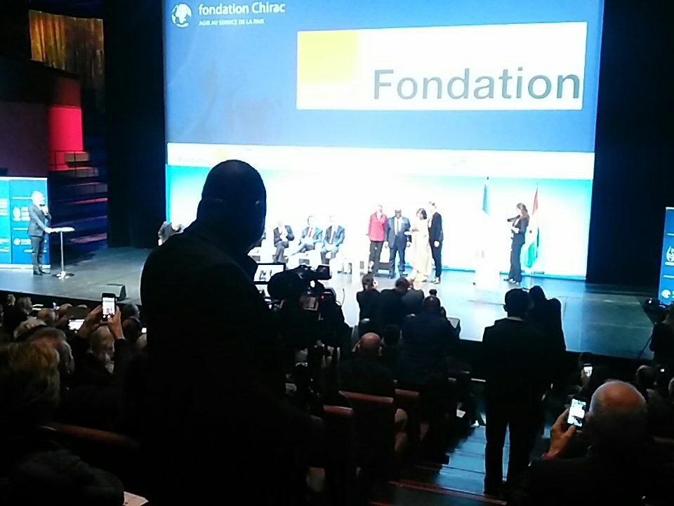 fondationchirac's tweet photo. Dinushika Dissanayake : "Les violations des droits humains touchent les plus pauvres, ceux qui n'ont personne pour parler en leur nom, ceux qui meurent en silence" #PrixChirac @dinushikad1 https://t.co/rHZ659BIwU