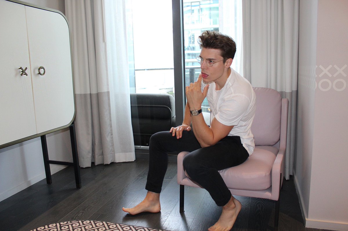 nolanfunk's tweet photo. Trying to figure out if it’s ever a good idea to kiss and tell #xoxo #GossipGirl https://t.co/EPvyhl0R0Y